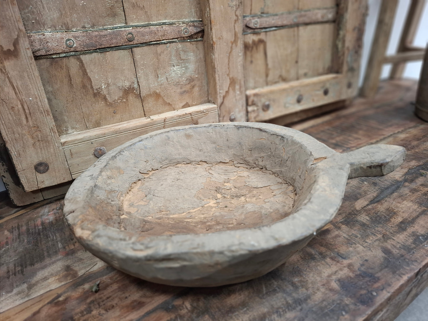 Oude indiaanse schaal met handvat