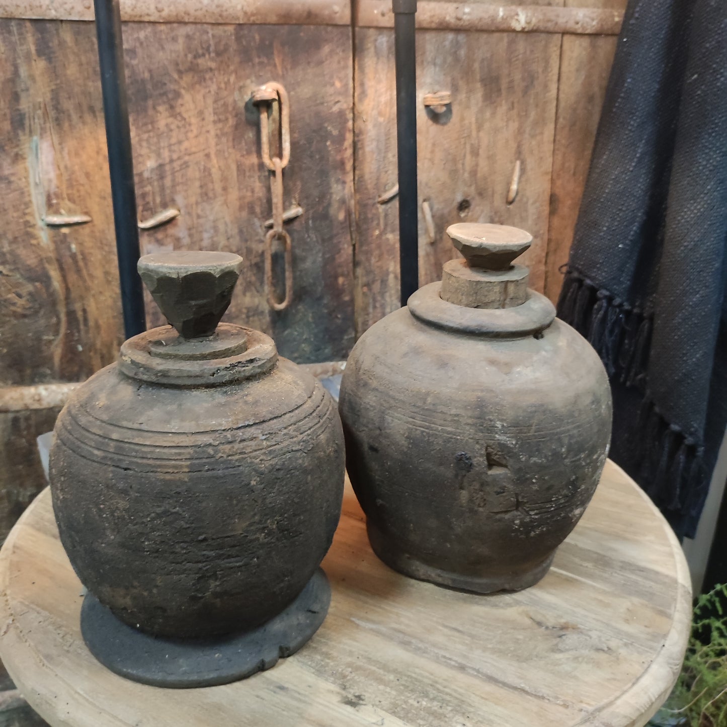 Houten Indiase pot met deksel (rechts)