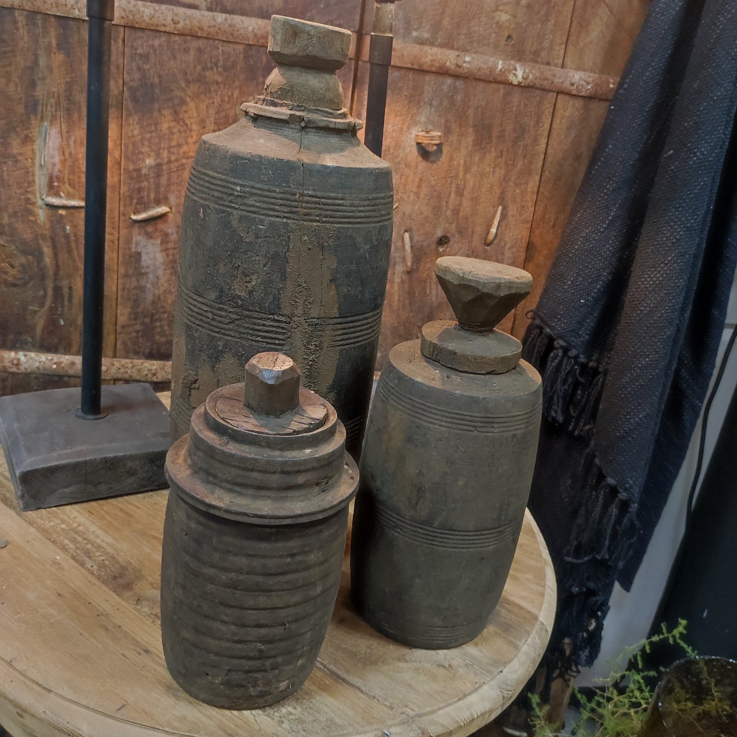 Houten Indiase kruik met deksel (rechts voor op afbeelding)