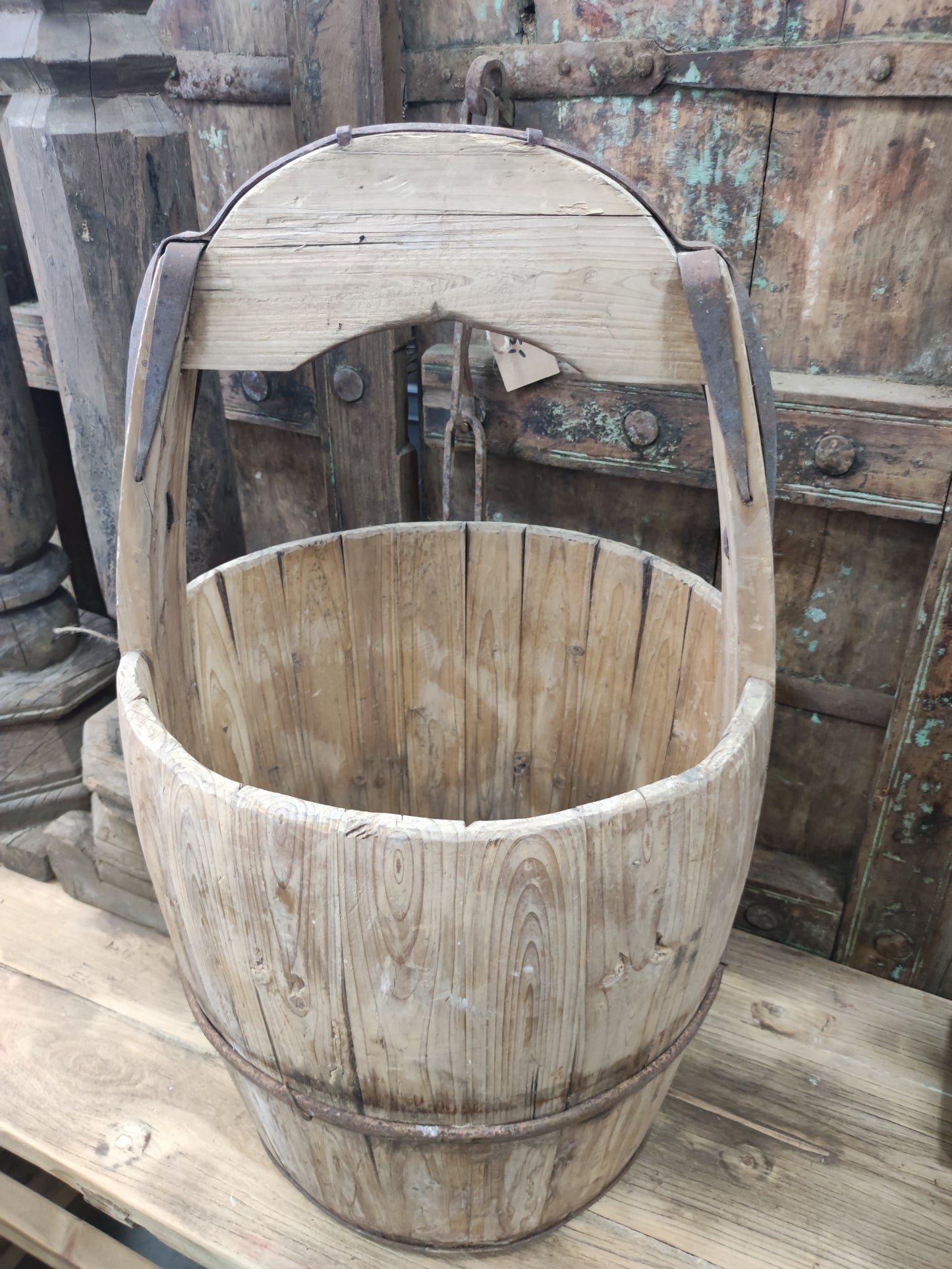 Oude houten pluk emmer