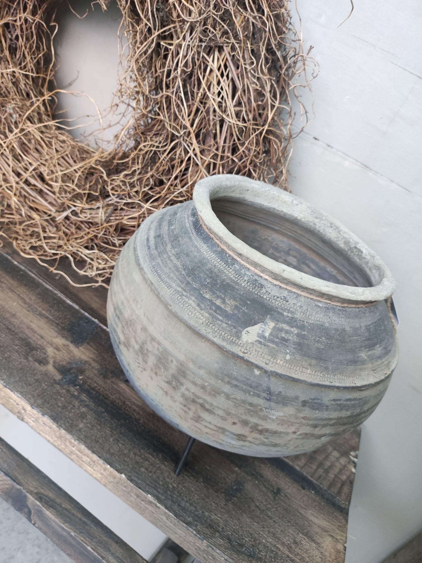 Oude Indiase kruik op pootjes