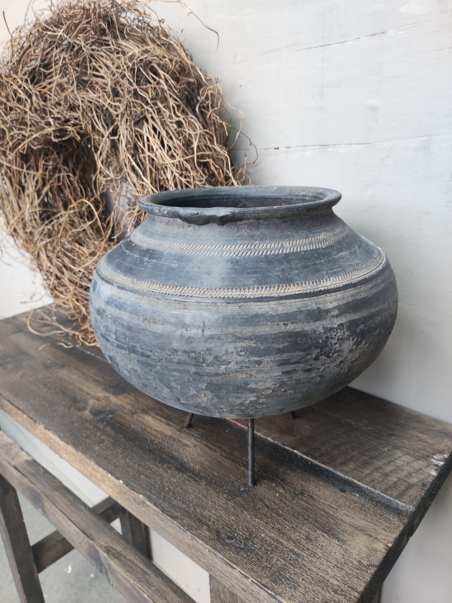 Oude Indiase kruik op pootjes