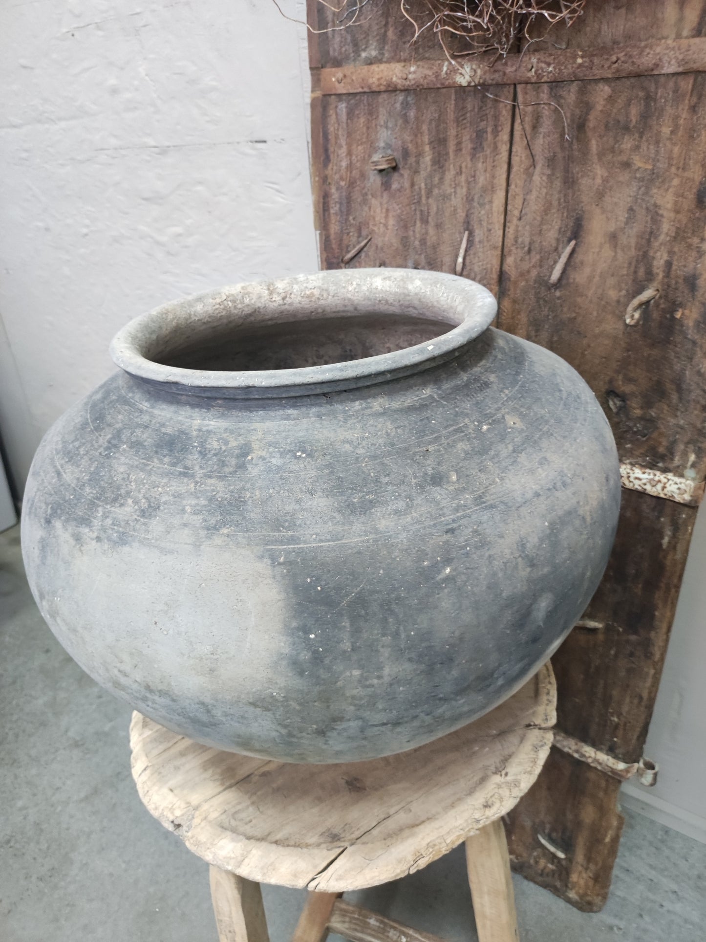 Oude Indiase kruik op ring (7)