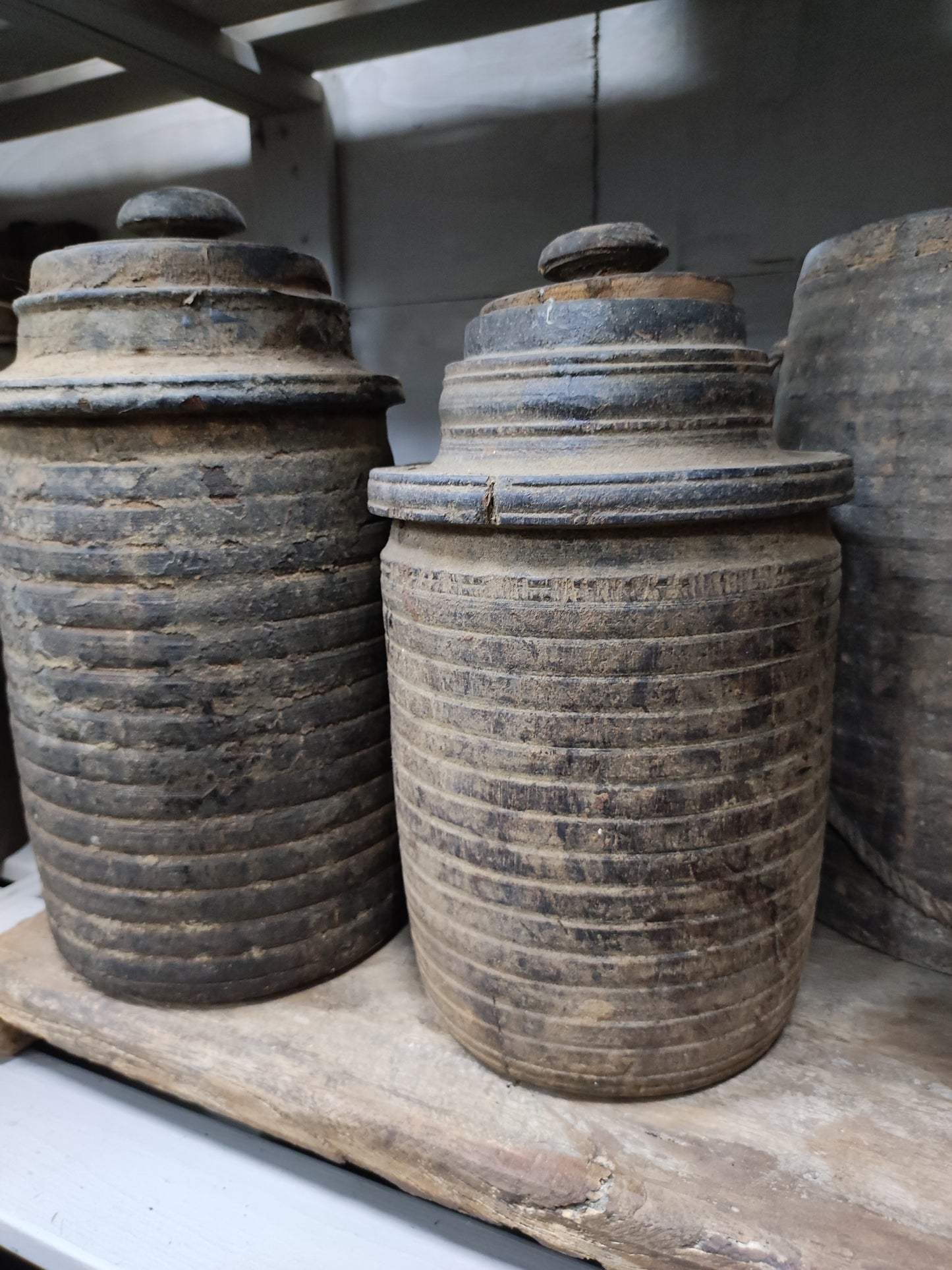 Oude Nepalese pot met deksel ( rechts op afbeelding)