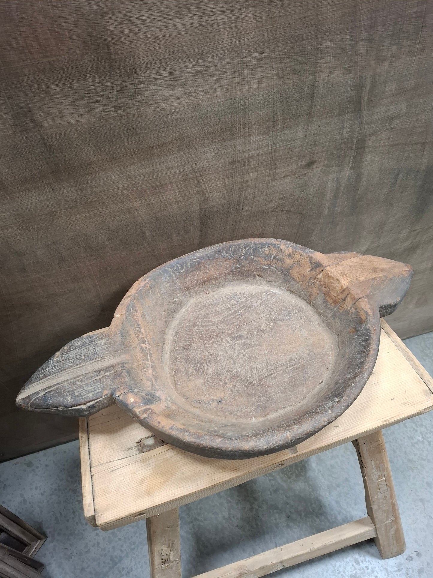 Oude indiaanse schaal met handvatten