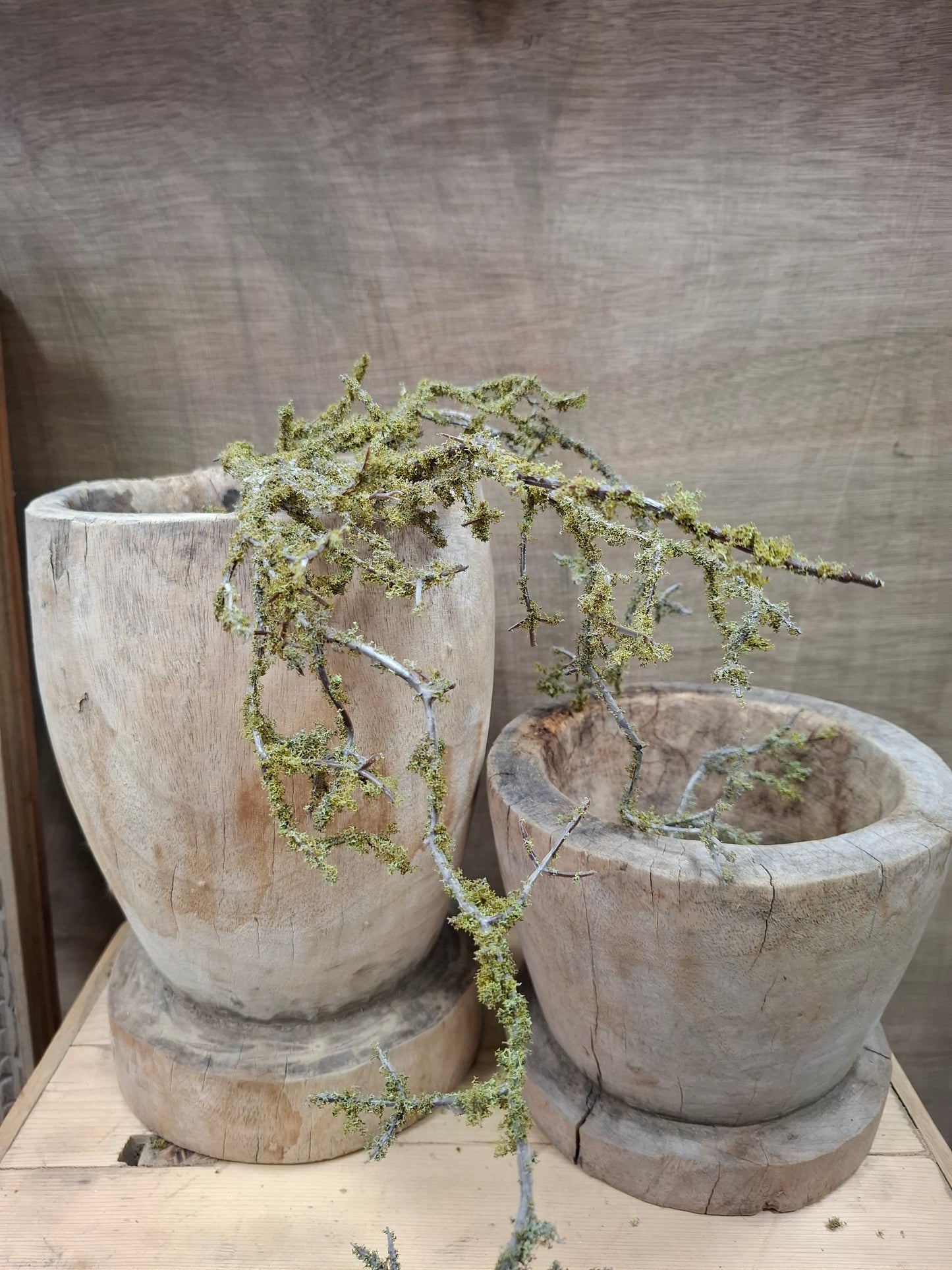 Oude houten vijzel links op afbeelding