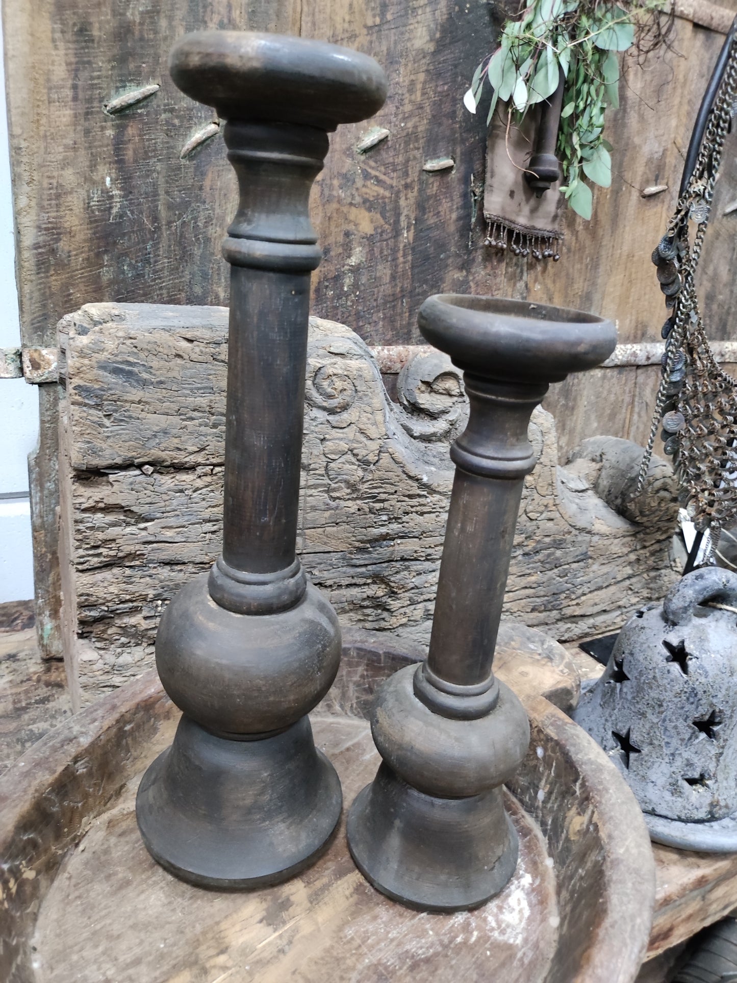 Houten kandelaar rechts op afbeelding