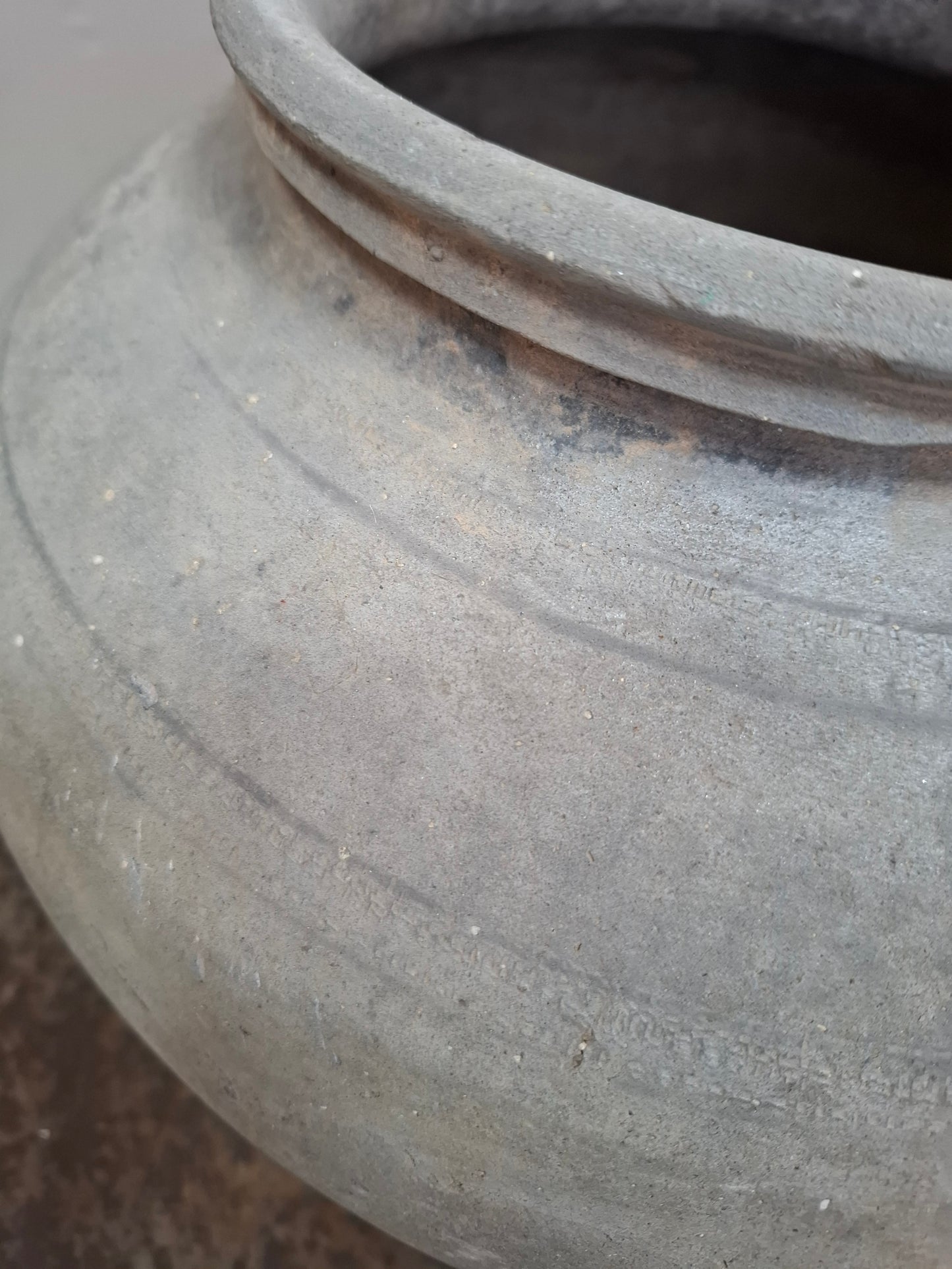 Oude indiaanse kruik op ring 12