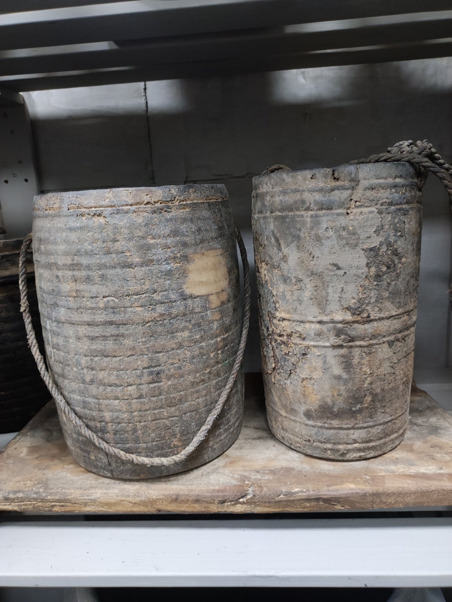 Oude Nepalese pot links op afbeelding