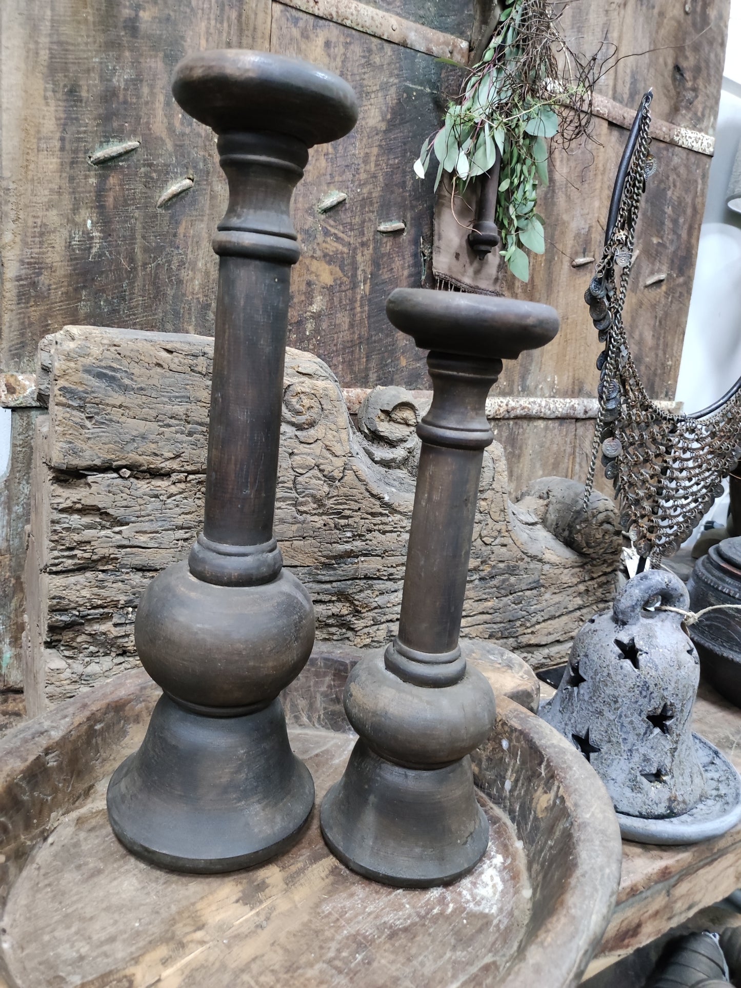 Houten kandelaar links op afbeelding