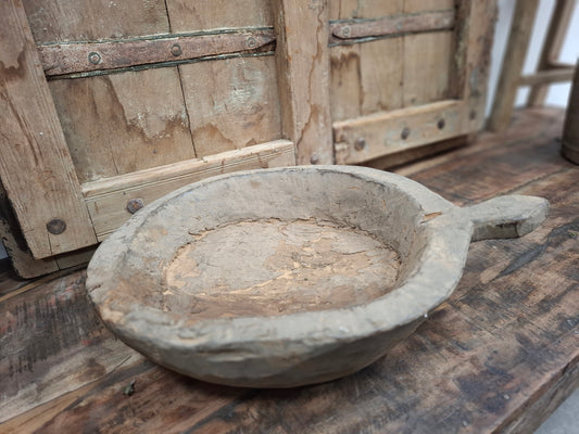 Oude indiaanse schaal met handvat