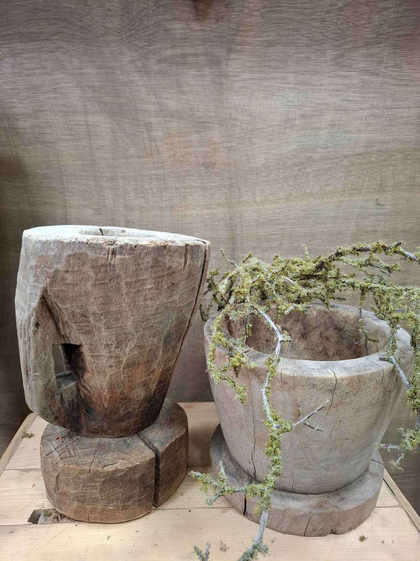 Oude houten vijzel met handvat  links op afbeelding