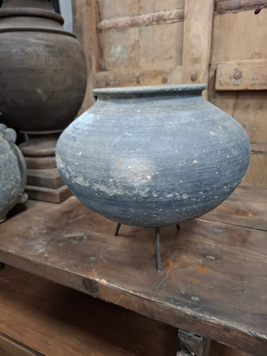 Oude indiaanse kruik op pootjes 6