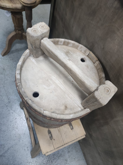 Oud houten vat met handvat