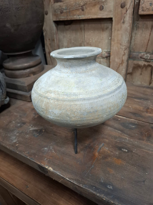 Oude indiaanse kruik op pootjes 4