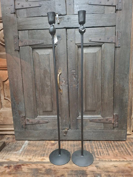 Zwarte metalen kandelaar
