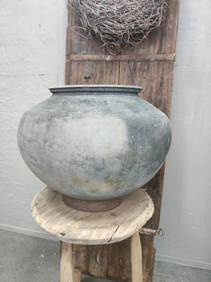 Oude Indiase kruik op ring (7)