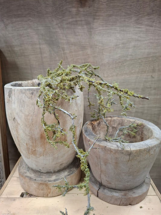 Oude houten vijzel rechts op afbeelding