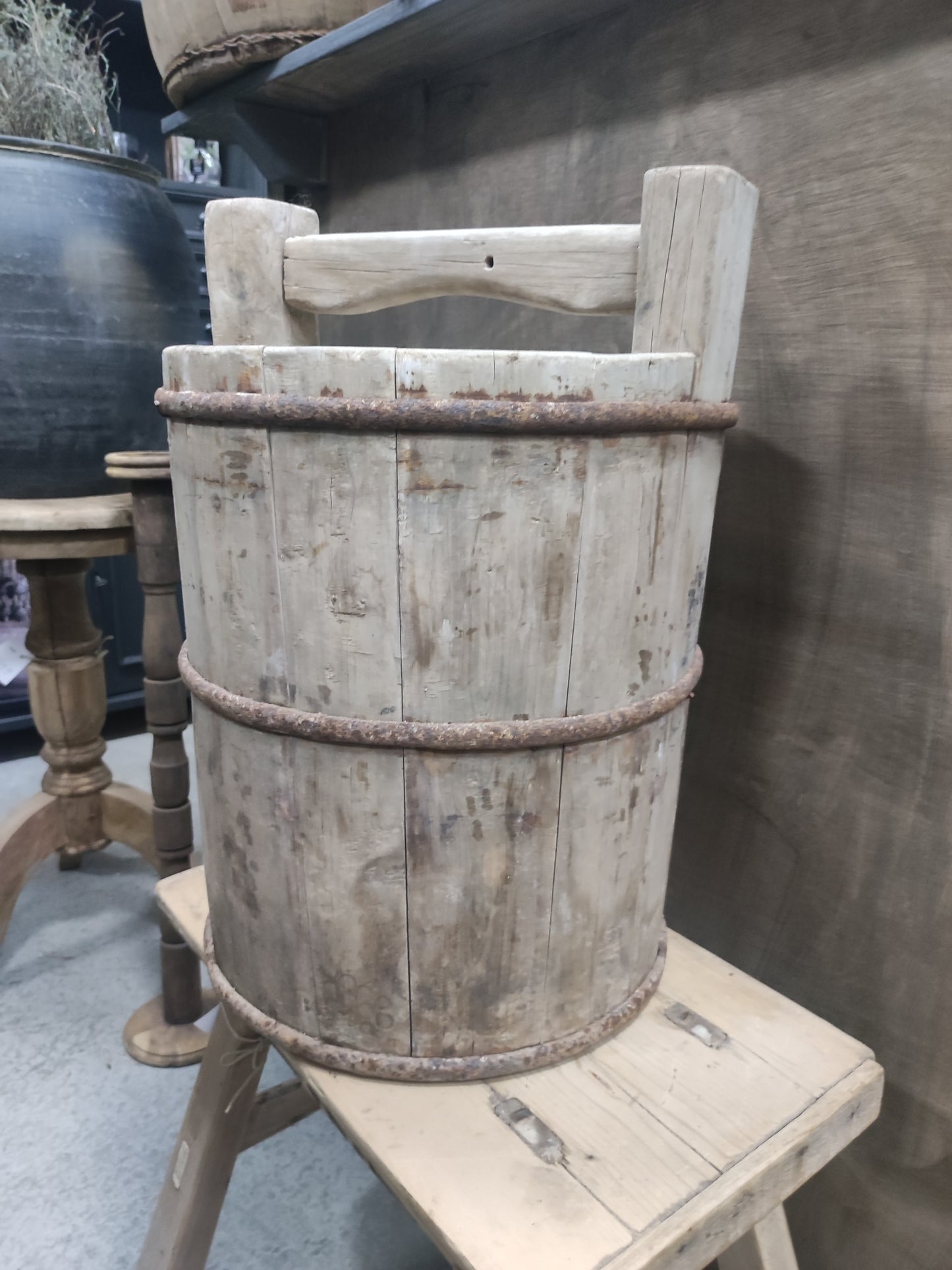 Oud houten vat met handvat