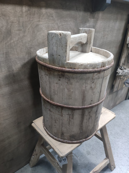 Oud houten vat met handvat