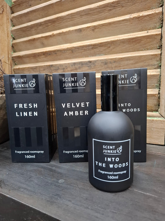 Scent junkie roomspray 160 ml.         Into the woods