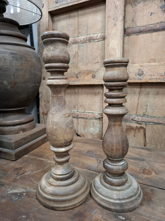 Houten kandelaar rechts op afbeelding