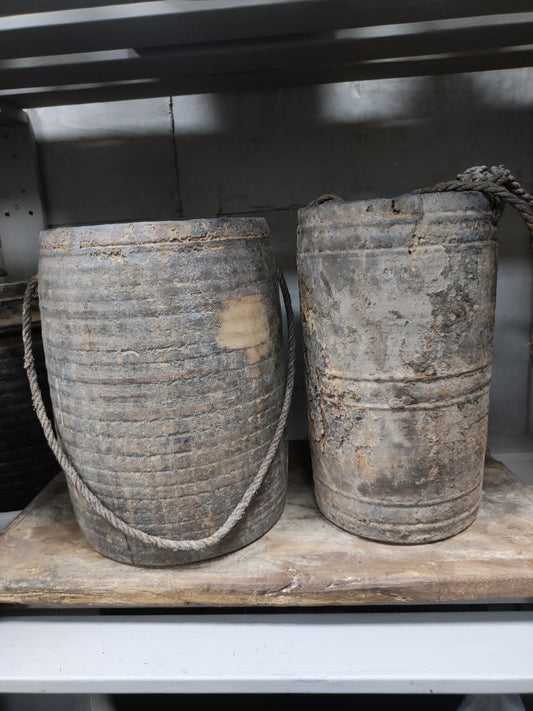 Oude Nepalese pot links op afbeelding